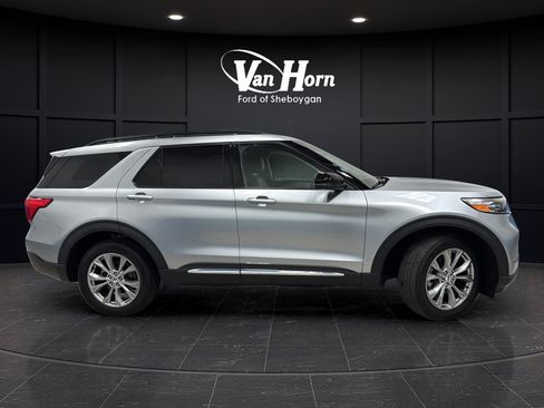 Used 2023 Ford Explorer XLT w/ Equipment Group 202A AWD/4WD image 8