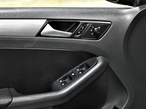 Used 2016 Volkswagen Jetta Sport FWD image 29