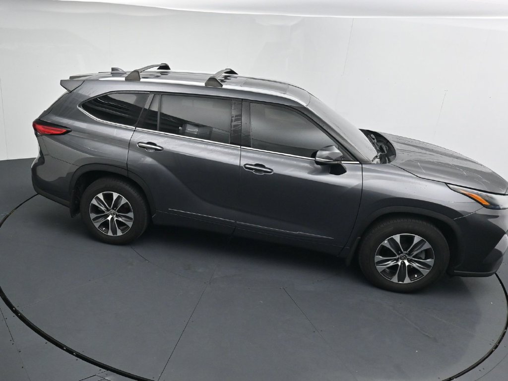 Used 2022 Toyota Highlander XLE AWD/4WD image 17