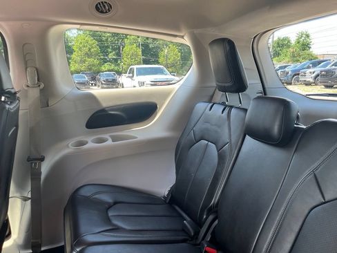 Used 2024 Chrysler Pacifica Touring-L FWD image 31