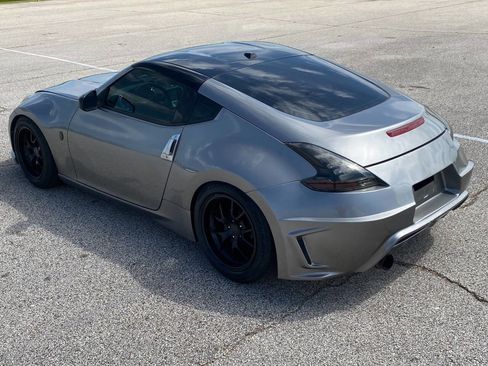Used 2009 Nissan 370Z Touring RWD image 2