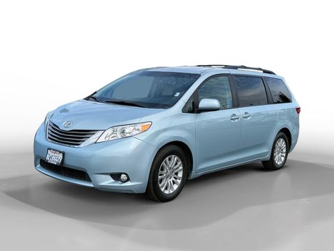 Used 2017 Toyota Sienna XLE Premium image 1