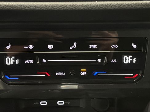 Used 2024 Volkswagen Tiguan SE AWD/4WD image 17