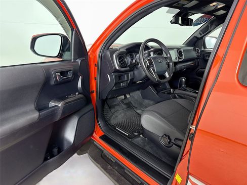 Used 2018 Toyota Tacoma TRD Sport image 3