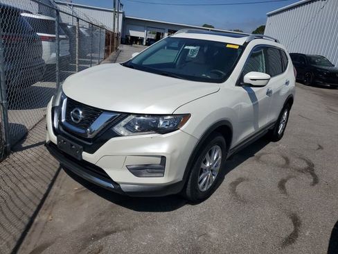 Used 2017 Nissan Rogue SV image 1