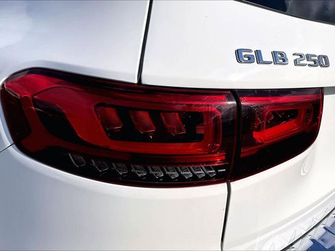 Used 2020 Mercedes-Benz GLB 250 4MATIC w/ Premium Package image 28