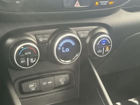 Used 2023 Hyundai Venue SEL FWD image 20