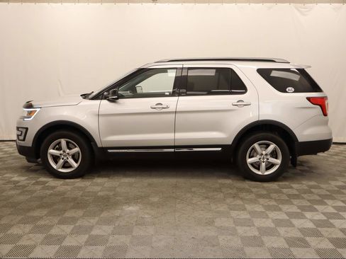 Used 2017 Ford Explorer XLT image 2