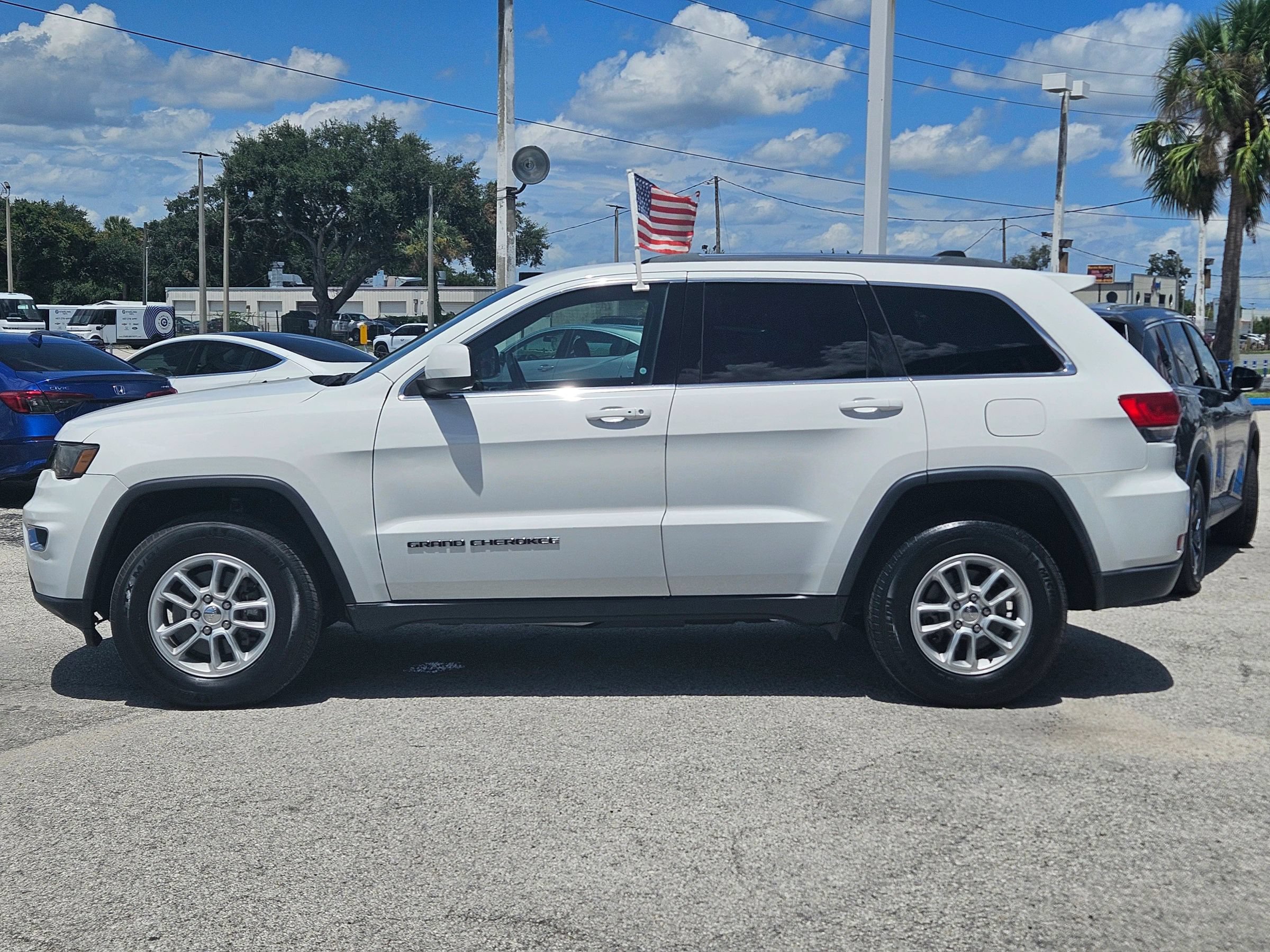 Used 2018 Jeep Grand Cherokee Laredo AWD/4WD image 4