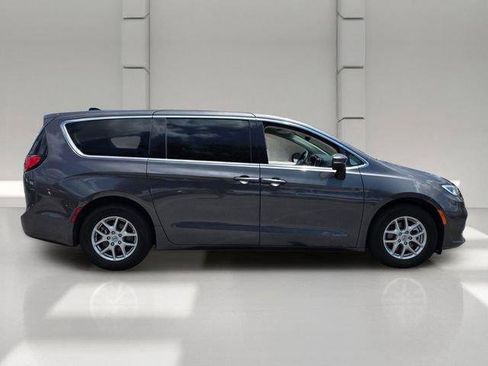 Used 2023 Chrysler Pacifica Touring-L FWD image 6