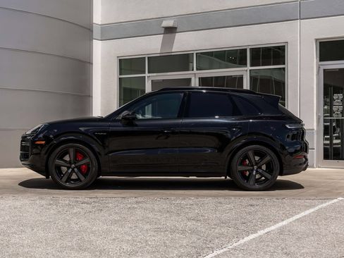 Used 2025 Porsche Cayenne Turbo AWD/4WD image 17