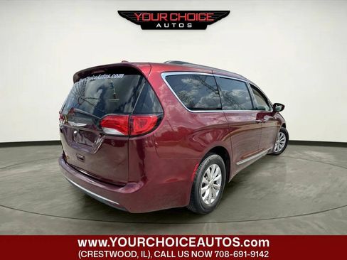 Used 2017 Chrysler Pacifica Touring-L FWD image 5
