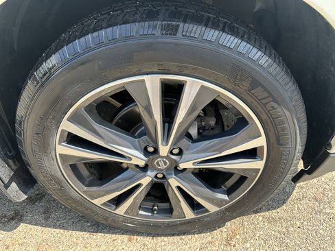 Used 2018 Nissan Pathfinder Platinum AWD/4WD image 32