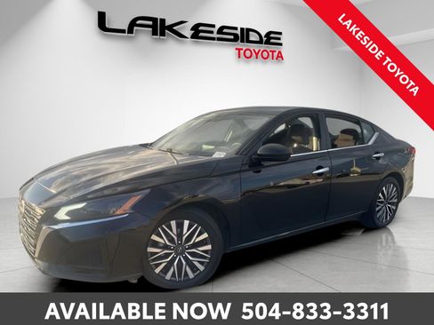 Used 2024 Nissan Altima 2.5 SV image 2