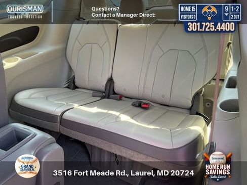 Used 2017 Chrysler Pacifica Touring-L w/ Tire & Wheel Group FWD image 19