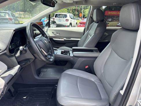Used 2022 Toyota Sienna XLE image 9