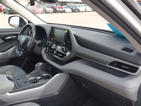 Used 2020 Toyota Highlander XLE AWD/4WD image 35
