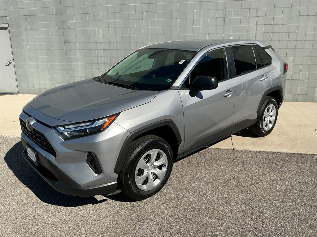 Used 2025 Toyota RAV4 LE AWD/4WD image 4