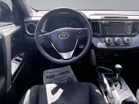 Used 2018 Toyota RAV4 LE FWD image 5