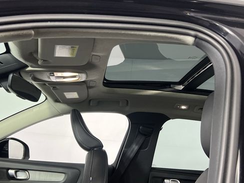 Used 2025 Volvo XC40 B5 Plus image 21