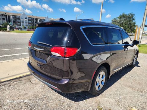 Used 2017 Chrysler Pacifica Touring-L Plus FWD image 9