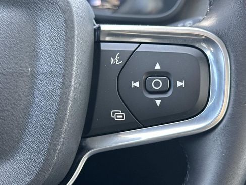 Used 2025 Volvo XC40 B5 Plus image 24