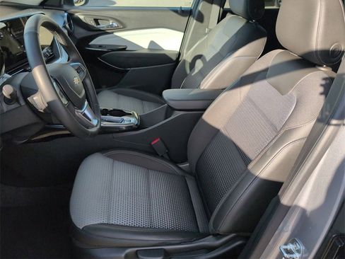 Used 2025 Chevrolet Trax LT w/ LT Convenience Package image 18