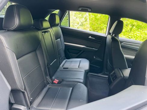 Used 2021 Volkswagen Atlas Cross Sport SE image 34