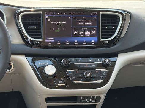 Used 2024 Chrysler Pacifica Touring-L image 13