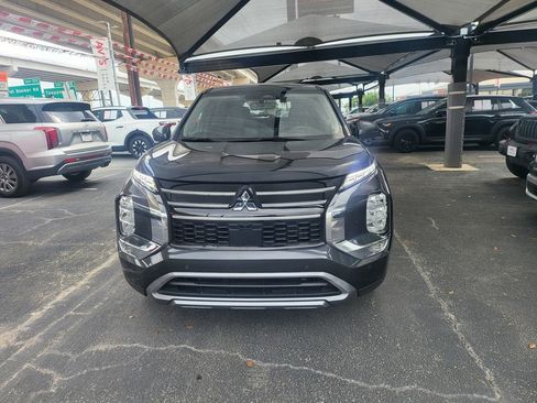 Used 2025 Mitsubishi Outlander SE image 2