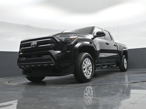 Used 2025 Toyota Tacoma SR5 AWD/4WD image 40