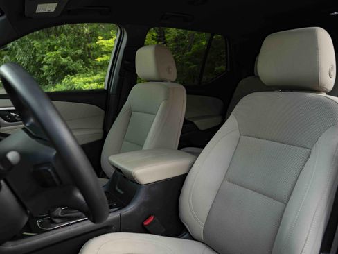 Used 2023 Chevrolet Traverse LS FWD image 17