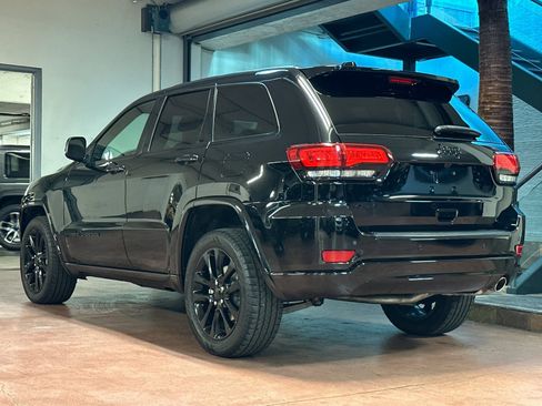 Used 2021 Jeep Grand Cherokee Laredo X image 3