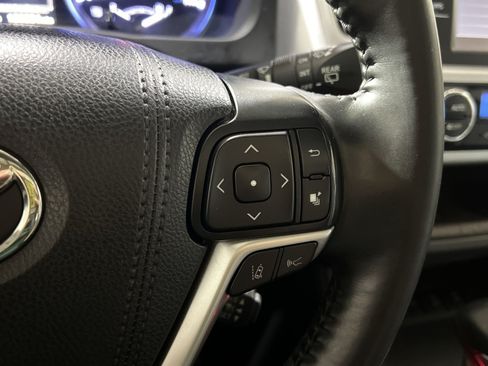 Used 2019 Toyota Highlander XLE AWD/4WD image 19