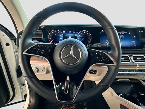 Used 2025 Mercedes-Benz GLS 450 4MATIC image 11