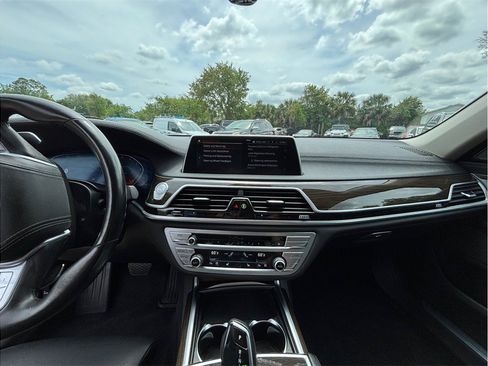 Used 2021 BMW 740i RWD image 11