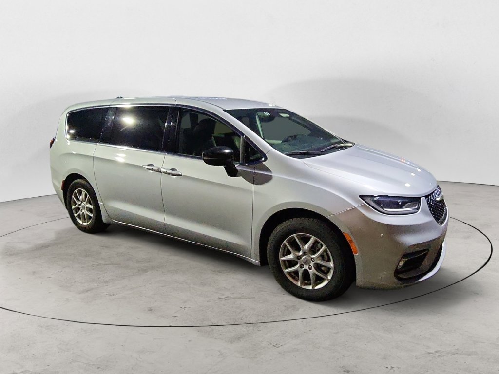 Used 2024 Chrysler Pacifica Touring-L FWD image 7