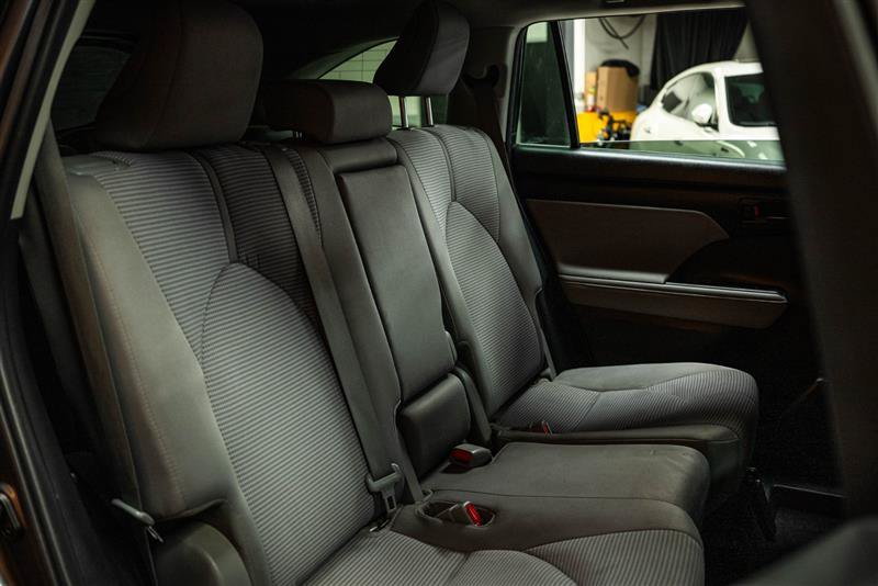 Used 2021 Toyota Highlander LE AWD/4WD image 13