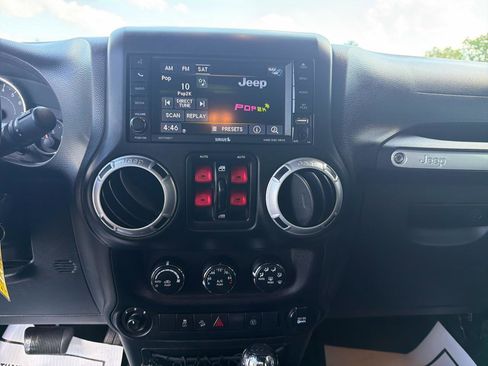 Used 2014 Jeep Wrangler Unlimited Rubicon AWD/4WD image 11
