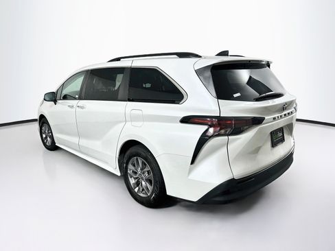 Used 2023 Toyota Sienna XLE FWD image 5