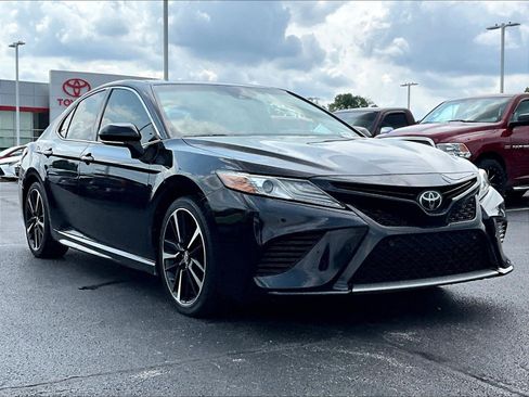 Used 2018 Toyota Camry XSE FWD image 3