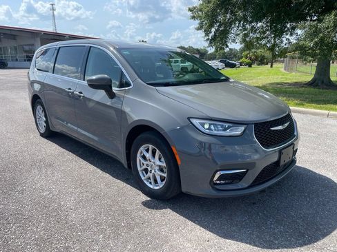 Used 2023 Chrysler Pacifica Touring-L FWD image 2