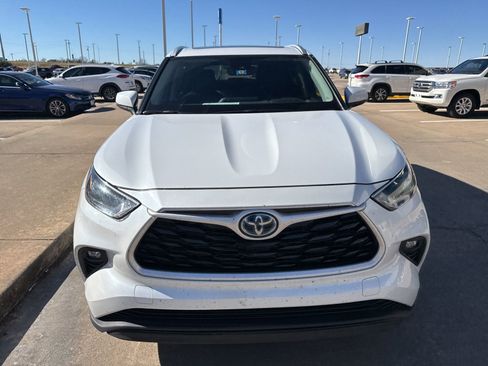 Used 2023 Toyota Highlander XLE image 2
