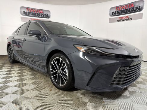 Used 2025 Toyota Camry XLE FWD image 1