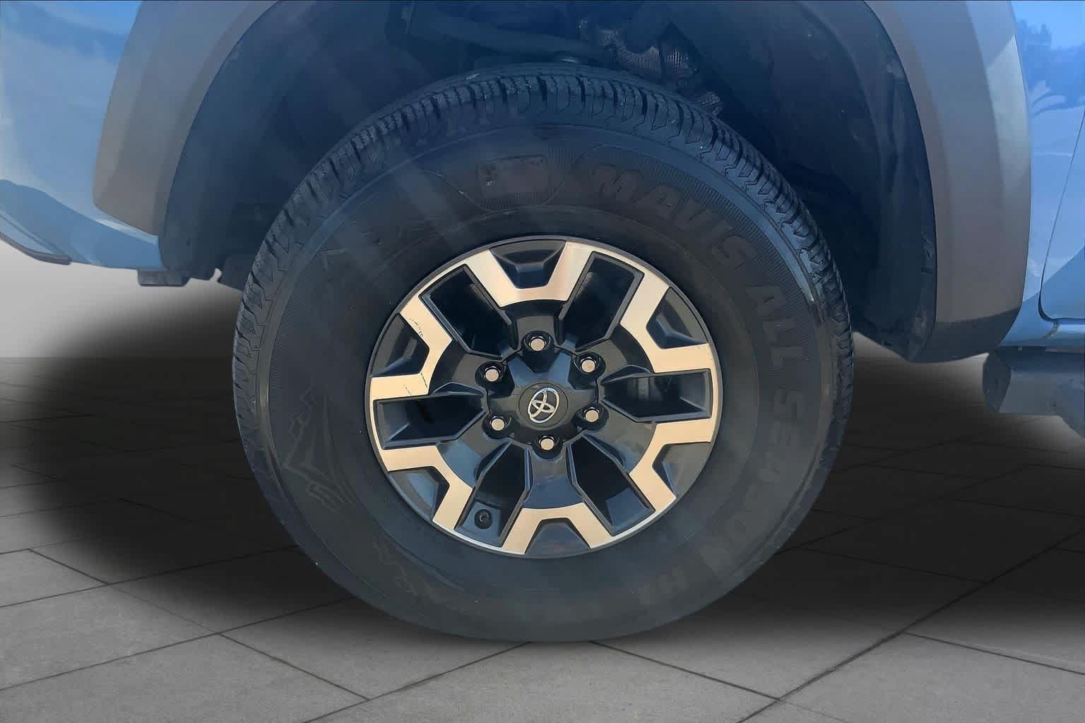 Used 2019 Toyota Tacoma TRD Off-Road w/ Technology Package AWD/4WD image 10