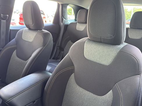 Used 2016 Jeep Cherokee Sport image 14