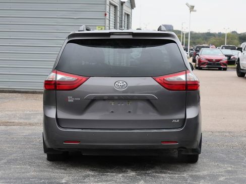 Used 2020 Toyota Sienna XLE image 3