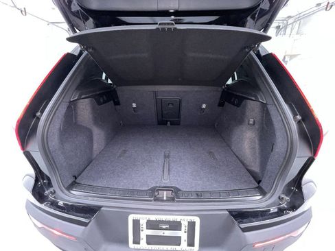 Used 2025 Volvo XC40 B5 Plus image 10