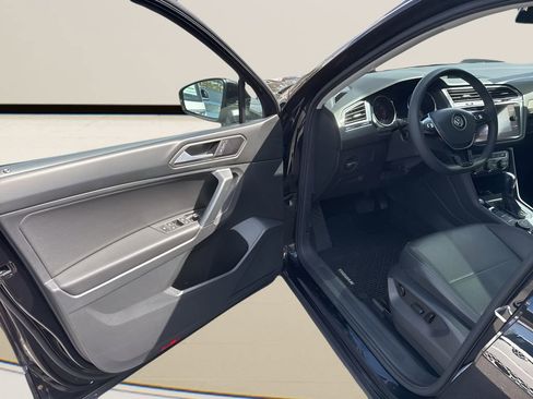 Used 2020 Volkswagen Tiguan SE w/ Panoramic Sunroof Package image 10