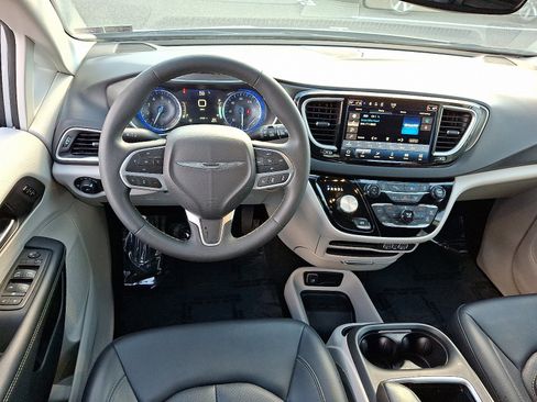 Used 2024 Chrysler Pacifica Touring-L image 12